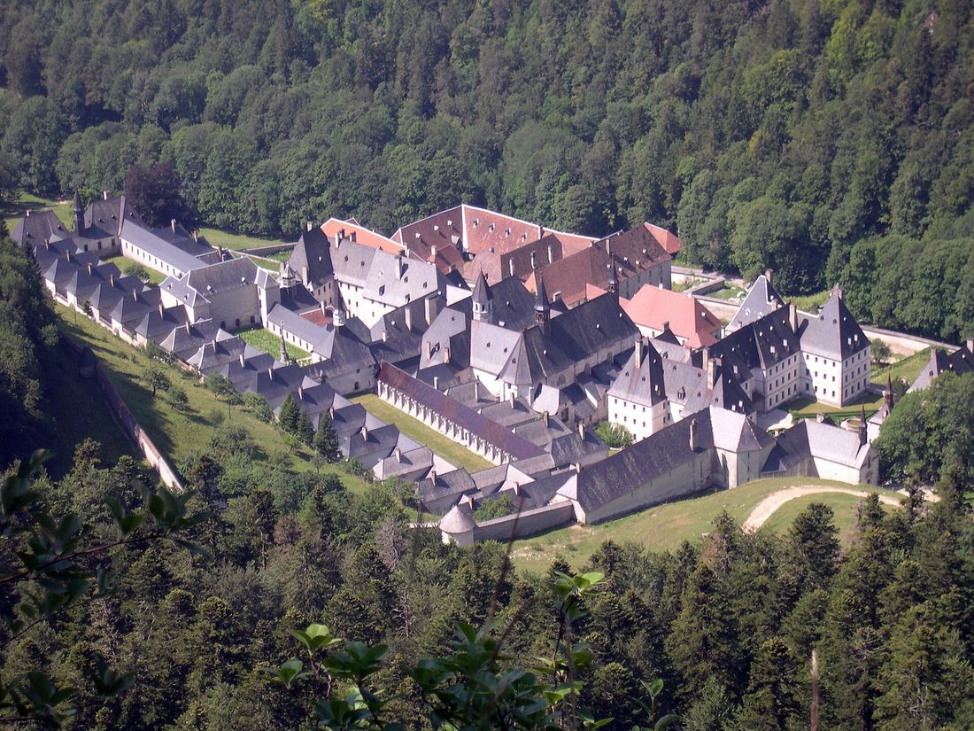 Le monastère de la Grande Chartreuse vu d'en haut, dans la forêt