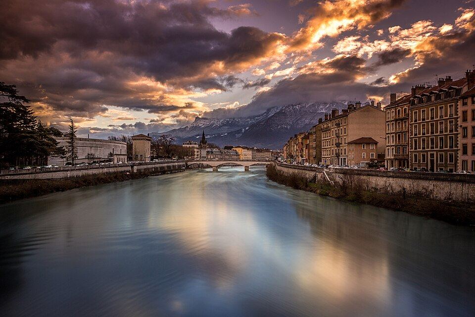Les quais de l'Isère à Grenoble au coucher du soleil
