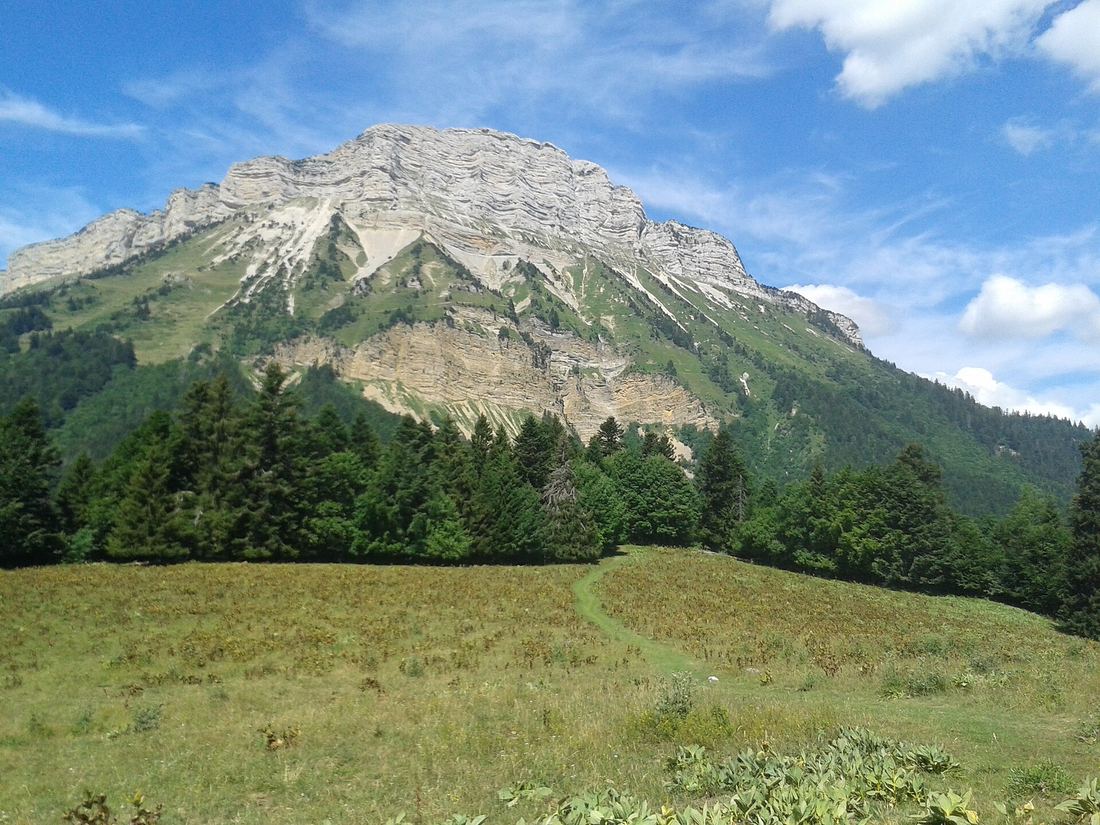 Chamechaude vue depuis les alpages des Emeindras, en été
