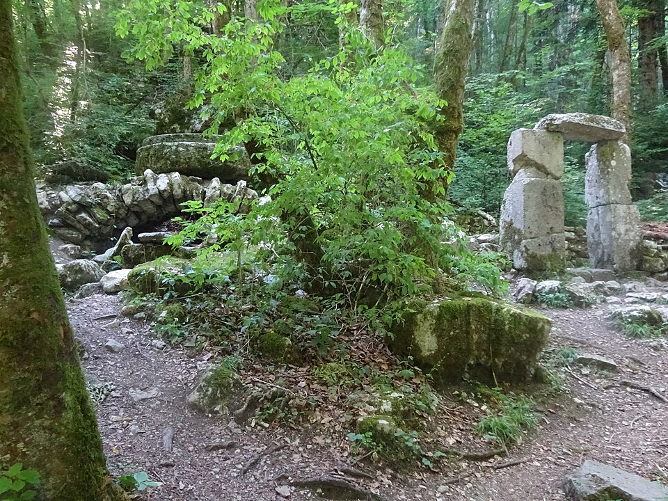 La voûte de pierre sèche et l'encadrement de porte